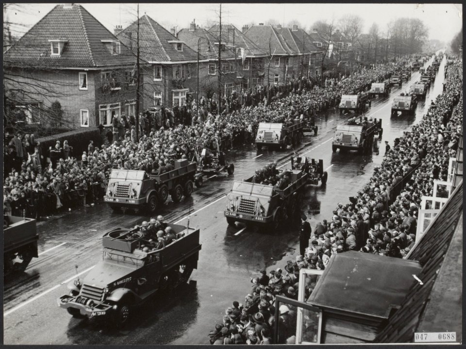 Het grote militaire défilé van landmacht, marine en luchtmacht t.g.v. de verjaar, Bestanddeelnr 047-0688