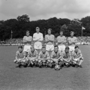 Het elftal van Holland Sport. Staand vlnr Teske, v. Vianen, v. Maurik, Dorjee, D, Bestanddeelnr 921-6031
