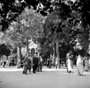 Het Kurpark van Bad Mergentheim met op de achtergrond het Kurhaus, Bestanddeelnr 254-1873
