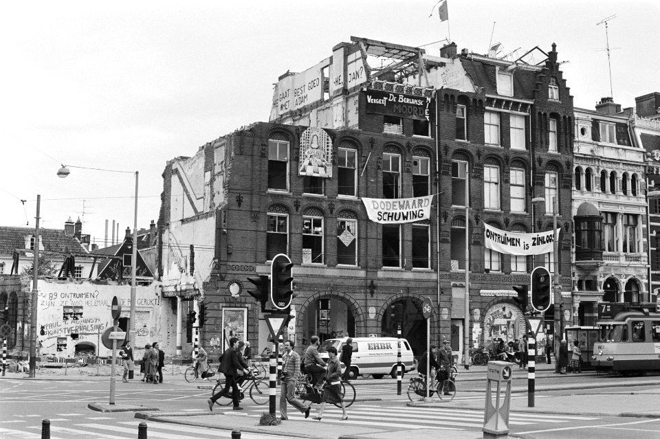 Het kraakpand Grote Wetering aan de Weteringschans te Amsterdam, behangen met , Bestanddeelnr 931-7125