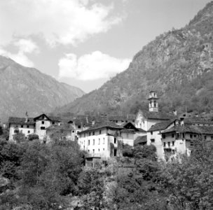 Het dorp Peccio in het Maggia dal, een van de dalen van Tessin, Bestanddeelnr 254-5093
