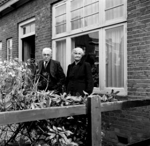 Het echtpaar S. de Jong in de tuin voor hun woning in het Friese Huizum (nu deel, Bestanddeelnr 254-3288