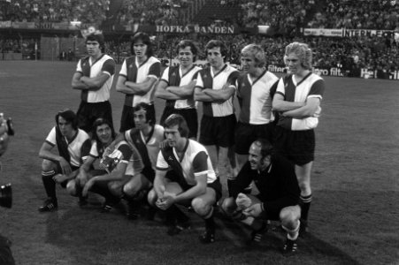 Het elftal van Feyenoord met Coen Moulijn op de voorste rij (derde van links), Bestanddeelnr 925-6579