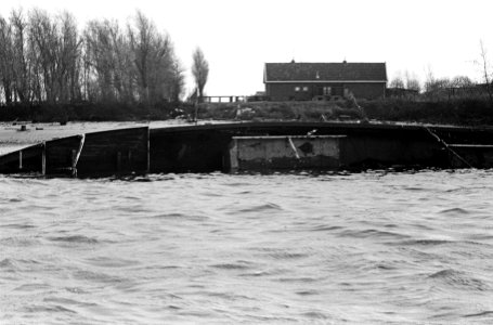 Het Duitse schip Eilbeek gekapseisd Bakboords steekt alleen nog boven water, Bestanddeelnr 915-7734