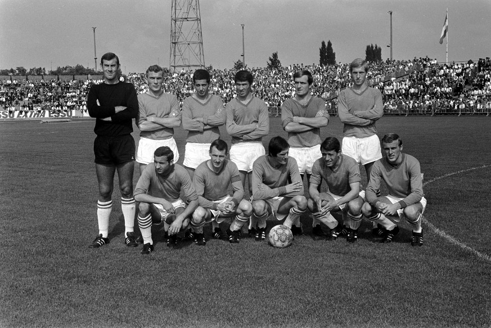 Het elftal van ADO staand vlnr. Thie, v.d. Oever , de Zoete , Jochems, Advocaat, Bestanddeelnr 921-6621