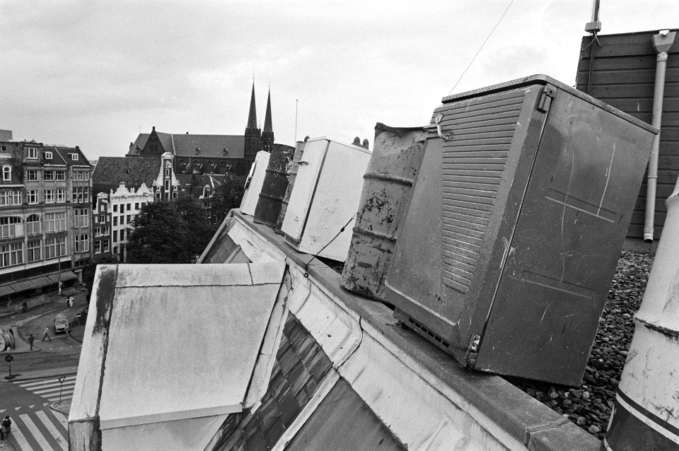Het kraakpand aan Singel 445 te Amsterdam barricade op het dak met o.a. ijskast, Bestanddeelnr 931-6347