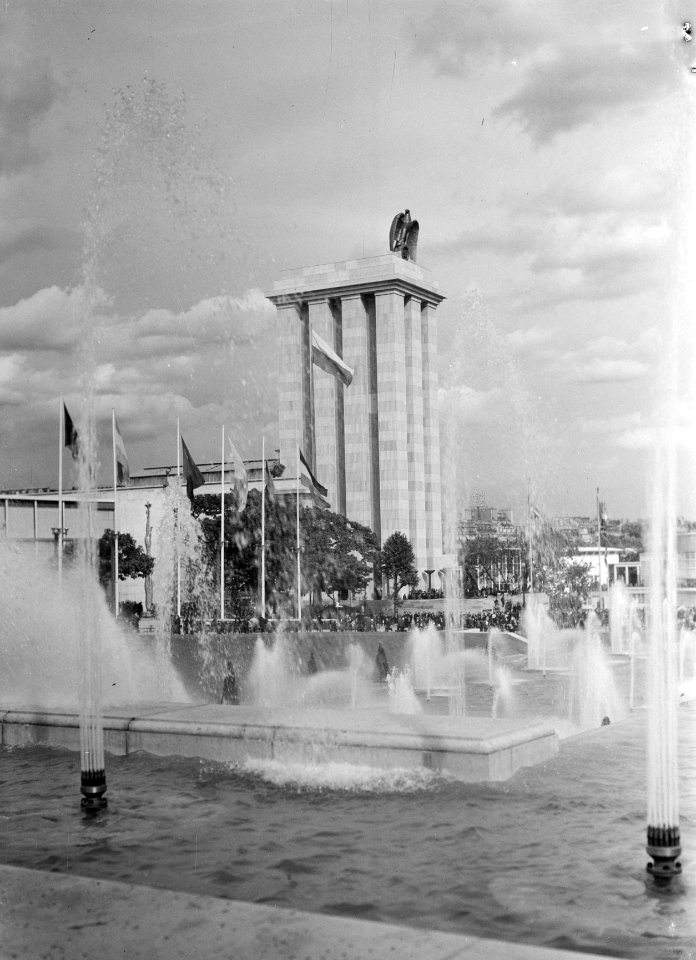 Het Duitse paviljoen met waterpartij, fonteinen en vlaggen, Bestanddeelnr 254-2683