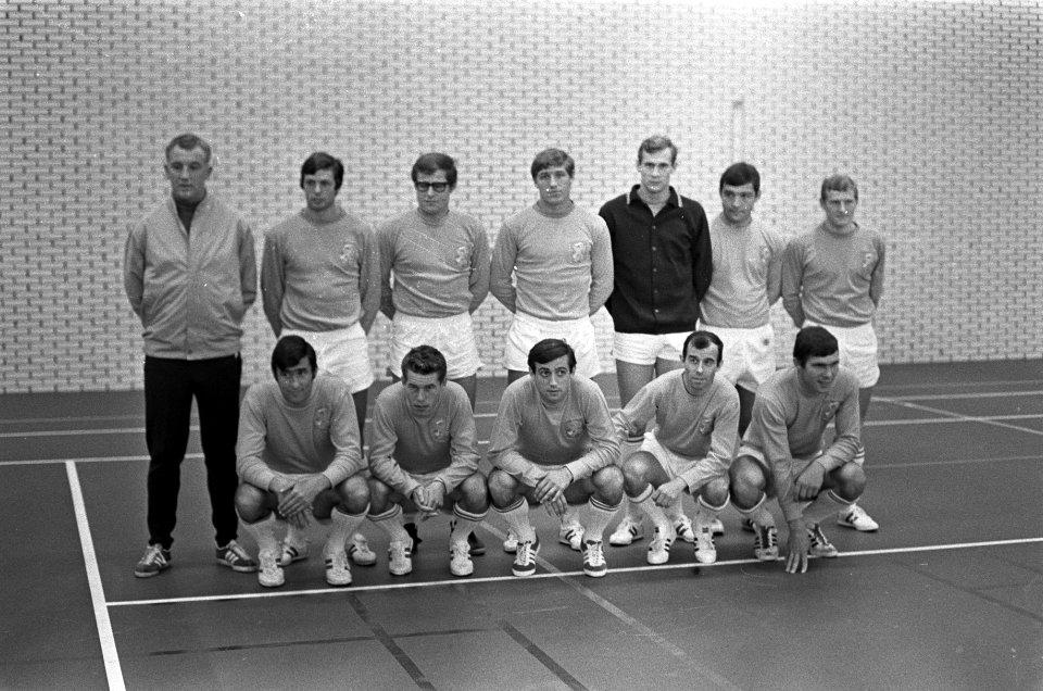 Het elftal stelt zich op voor de fotografen, Bestanddeelnr 921-6446