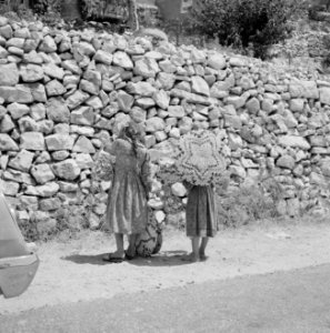 Het dorp Peki'in in Opper Galilea. Twee jonge meisjes met voorwerpen van vlechtw, Bestanddeelnr 255-3754 photo