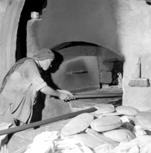 Het dorp Pekiin in Opper Galilea. Interieur van een bakkerij waar de bakker bez, Bestanddeelnr 255-3772