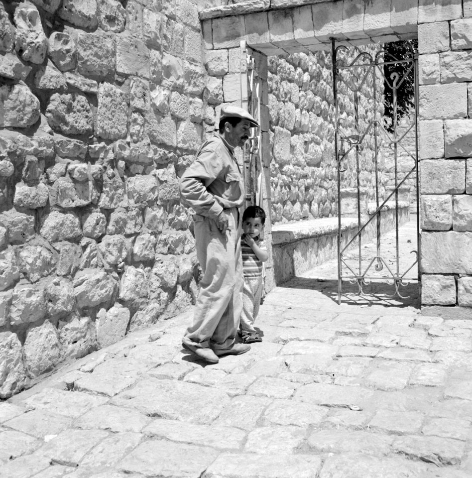 Het dorp Peki'in in Opper Galilea. Man met jongentje bij een poort met een trali, Bestanddeelnr 255-3764 photo