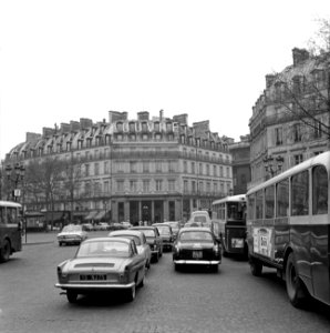 Het Hôtel du Louvre, gezien vanuit de Avenue de l'Opera, Bestanddeelnr 254-0329