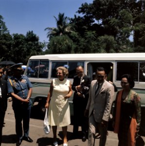 Het koninklijk paar in Bandung, Rechts de gouverneur van West-Java en zijn vrouw, Bestanddeelnr 254-9046