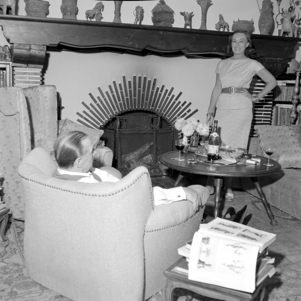 Het echtpaar in hun woonkamer in de villa in Porto Ronco. Erich Maria Remarque z, Bestanddeelnr 254-4746
