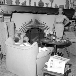 Het echtpaar in hun woonkamer in de villa in Porto Ronco. Erich Maria Remarque z, Bestanddeelnr 254-4746