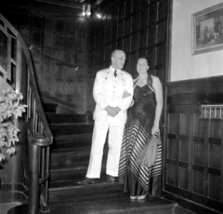 Het echtpaar Boogh op de trap van 'Casa Blanca' , het huis van de familie De Gre, Bestanddeelnr 252-6940