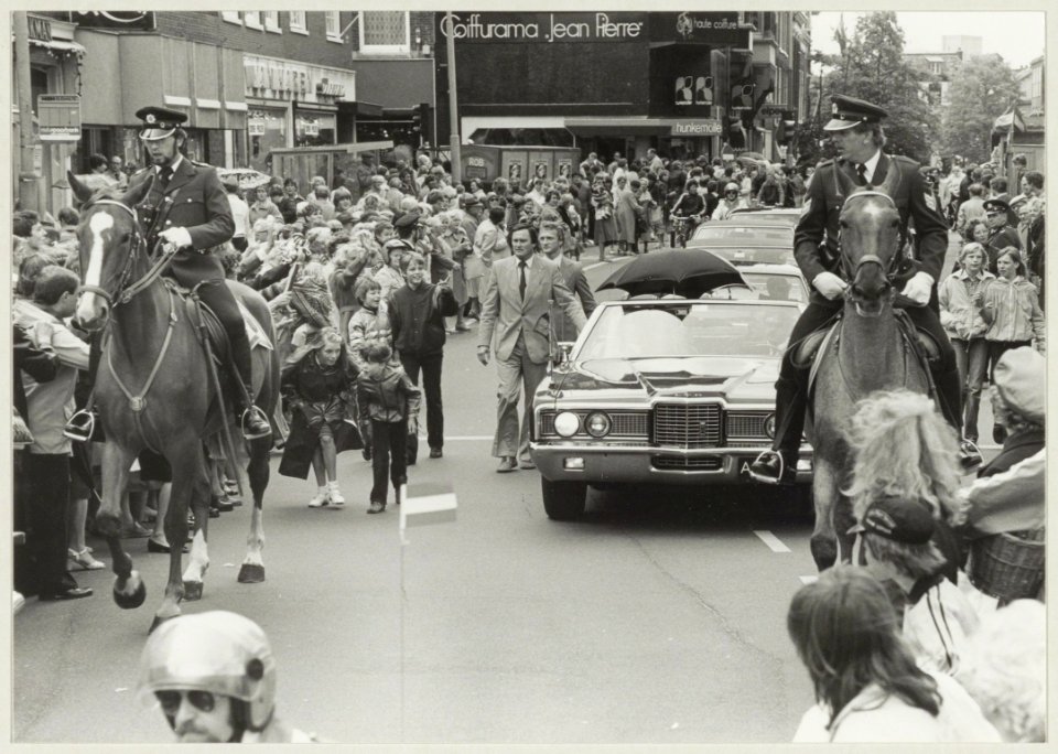 Het eerste bezoek van Koningin Beatrix aan Haarlem, de auto's op het Verwulft. NL-HlmNHA 54011412