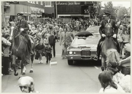 Het eerste bezoek van Koningin Beatrix aan Haarlem, de auto's op het Verwulft. NL-HlmNHA 54011412
