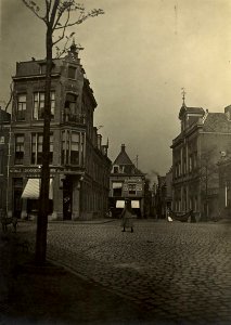 Het Krocht hoek Nieuwe Groenmarkt, ziende naar het westen met op de hoek van de Nieuwe Groenmarkt (nummer 2) de winkel van W, Inventarisnummer NL-HlmNHA 1100 KNA006005646