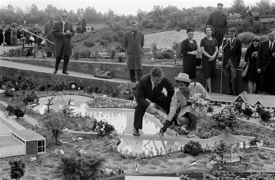 Het Kristalbad in Madurodam aan het bestuur overgedragen. Erica Terpstra plaatst, Bestanddeelnr 915-2050