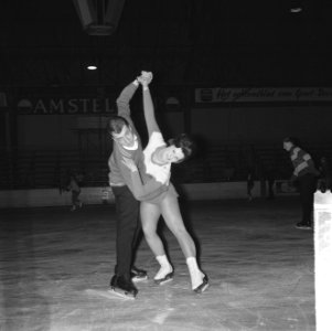 Het Haagse ijsdanspaar Jopie en Nico Wolff trainen op de Hoky in Den Haag voor d, Bestanddeelnr 916-0678