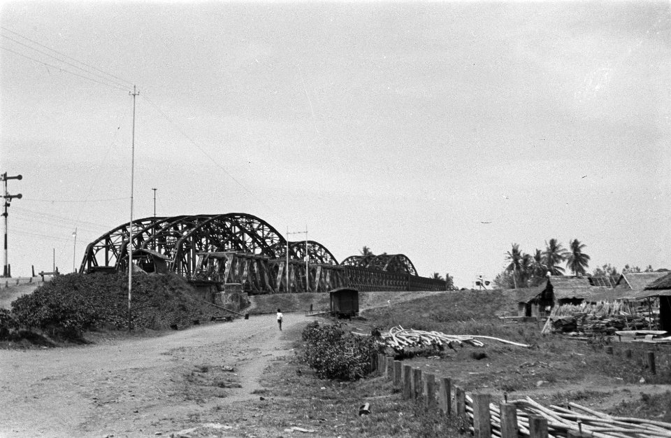 Het grote bruggencomplex van Krawang bestaande uit drie naast elkaar gelegen b…, Bestanddeelnr 1899