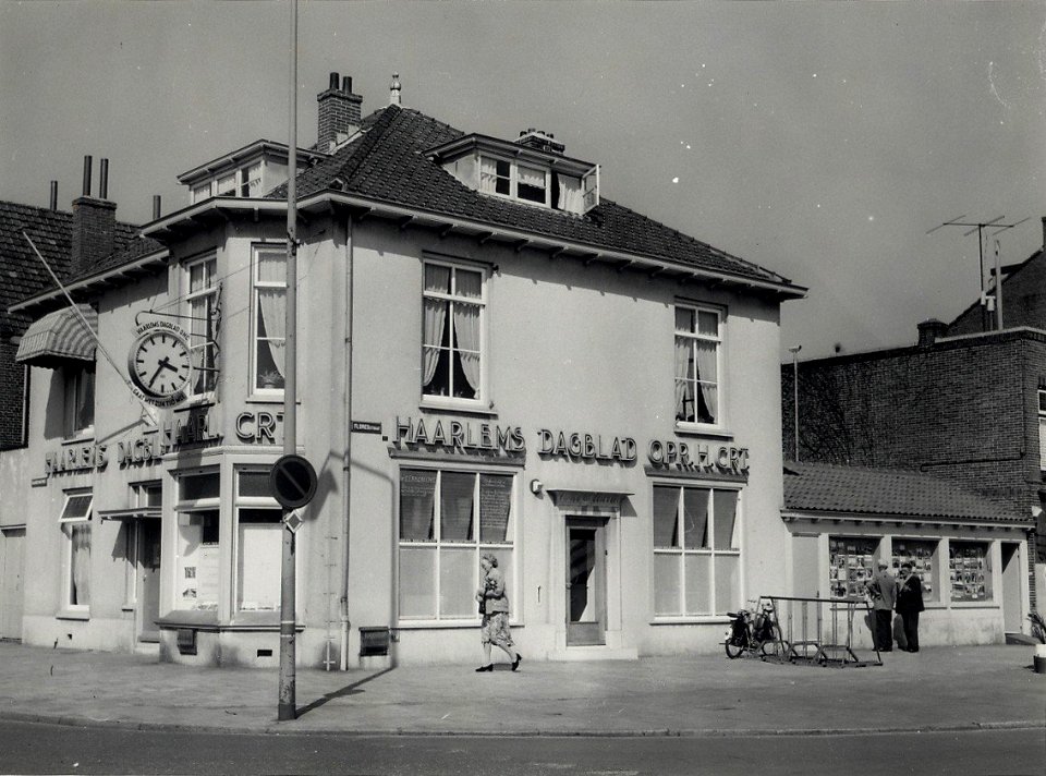 Het Haarlems Dagblad filiaal in de Floresstraat op de hoek van de Rijksstraatweg. Aangekocht in 1977 van fotograaf C. de Boer. Identificatienummer 54-004548, NL-HlmNHA 54004548
