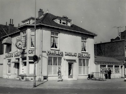 Het Haarlems Dagblad filiaal in de Floresstraat op de hoek van de Rijksstraatweg. Aangekocht in 1977 van fotograaf C. de Boer. Identificatienummer 54-004548, NL-HlmNHA 54004548