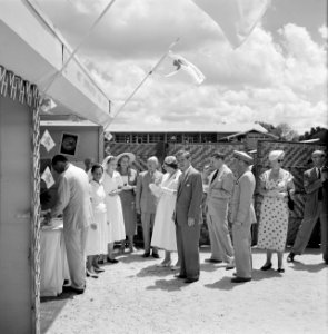 Het koninklijk gezelschap bij de stand van het Rode Kruis op de Surinaamse jaarb, Bestanddeelnr 252-4281