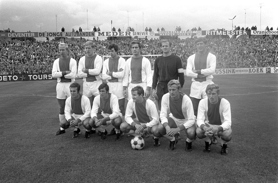 Het elftal van Ajax, staand vlnr Groot, Pronk, Suurbier, Vasovic, Bals, Duivenbo, Bestanddeelnr 921-6044
