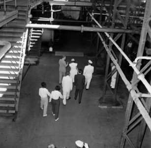 Het koninklijk gezelschap in een fabriekshal in Mariënburg, Bestanddeelnr 252-4526