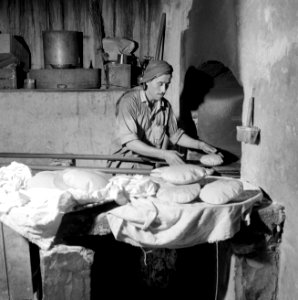 Het dorp Peki'in in Opper Galilea. Interieur van een bakkerij waar de bakker bez, Bestanddeelnr 255-3775