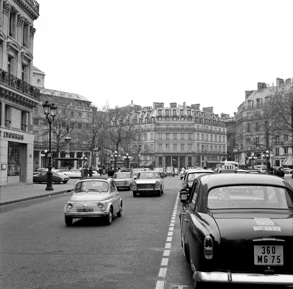 Het Hôtel du Louvre, gezien vanuit de Avenue de l'Opera, Bestanddeelnr 254-0328