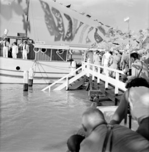 Het koninklijk gezelschap gaat bij Domburg aan boord van de Kabalebo, Bestanddeelnr 252-4203