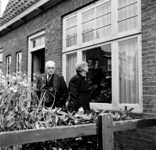 Het echtpaar S. de Jong in de tuin voor hun woning in het Friese Huizum (nu deel, Bestanddeelnr 254-3292