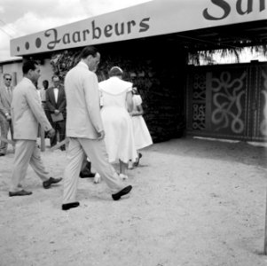 Het koninklijk gezelschap op weg naar de Surinaamse jaarbeurs, Bestanddeelnr 252-4287
