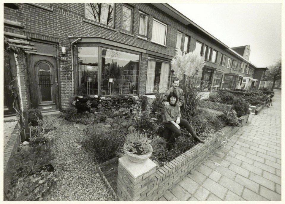Het echtpaar Smink in hun bekroonde voortuin aan de Van Oosten de Bruijnstraat 147, NL-HlmNHA 54032036
