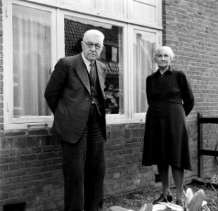 Het echtpaar S. de Jong in de tuin voor hun woning in het Friese Huizum (nu deel, Bestanddeelnr 254-3290