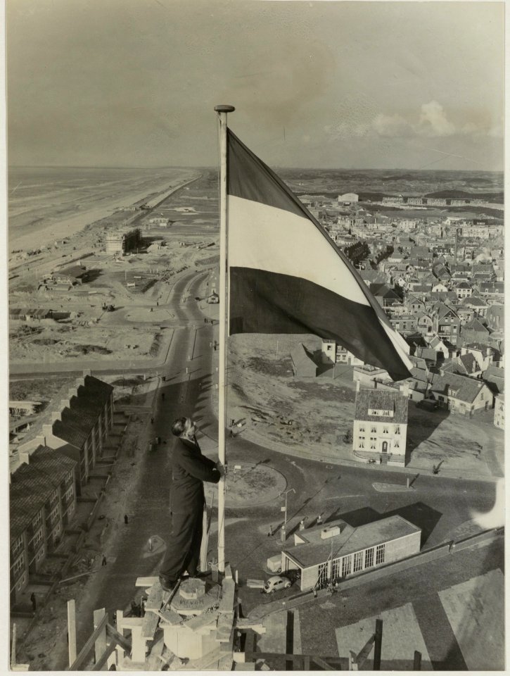 Het hoogste punt van de watertoren is bereikt op 26 februari 1951, NL-HlmNHA 54010313