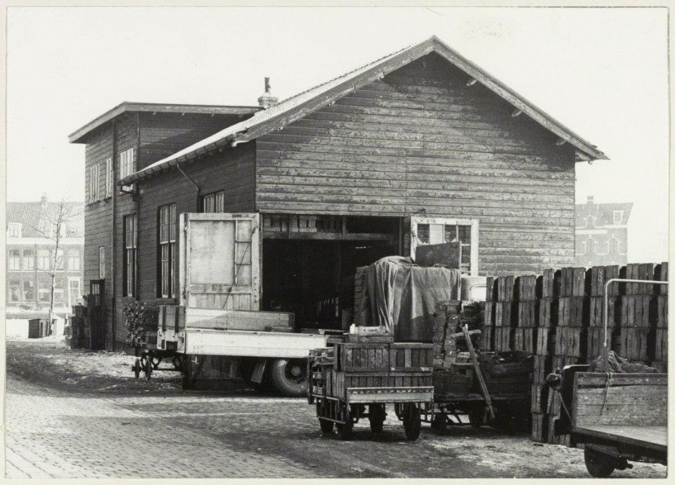Het houten gebouw van de groentemarkt aan het Donkere Spaarne. NL-HlmNHA 54008983