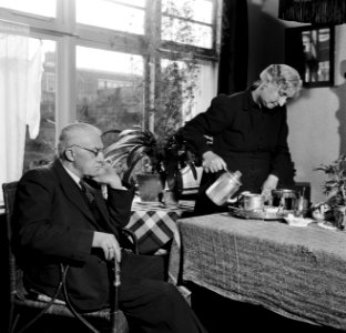 Het echtpaar S. de Jong in hun woonkamer in het Friese Huizum (nu deel van Leeuw, Bestanddeelnr 254-3286