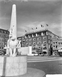 Het hotel Krasnapolsky met daarvoor het Nationaal Monument, Bestanddeelnr 907-8325