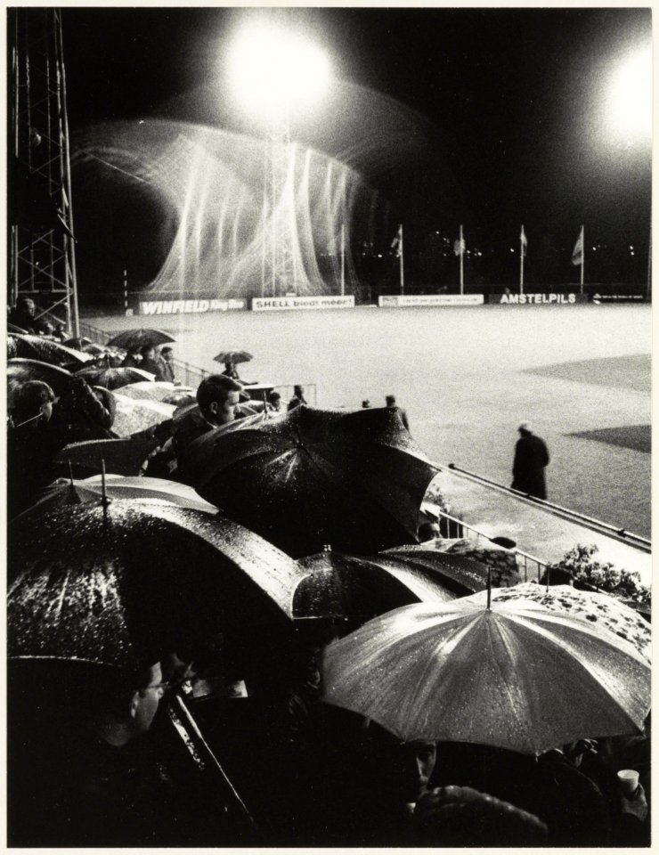 Het honkbalstadion aan de Pim Mulierlaan bij avond. NL-HlmNHA 54011806
