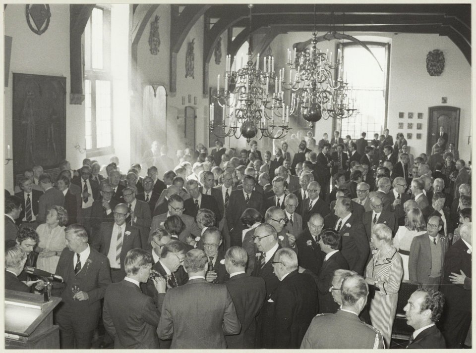 Het 100-jarig bestaan van de Koninklijke HFC werd geviers met een receptie in de Gravenzaal van het stadhuis. Prins Bernhard hief het glas met bestuursleden van de K.HFC en burgemeester Reeh, NL-HlmNHA 54010963