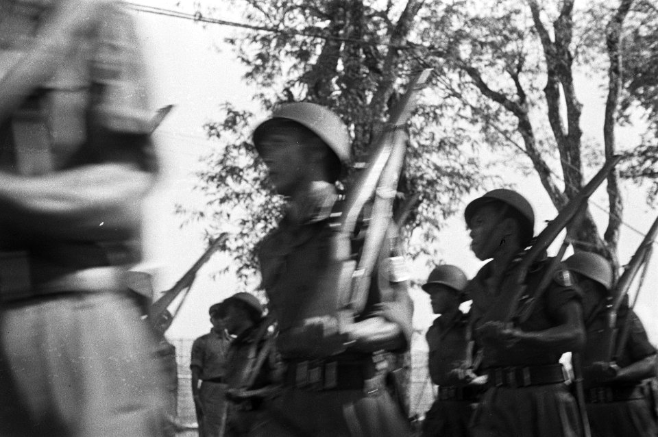 Het hoofd van de MGD dr. L.H. Simons werd bevorderd tot generaal-majoor parade, Bestanddeelnr 2284