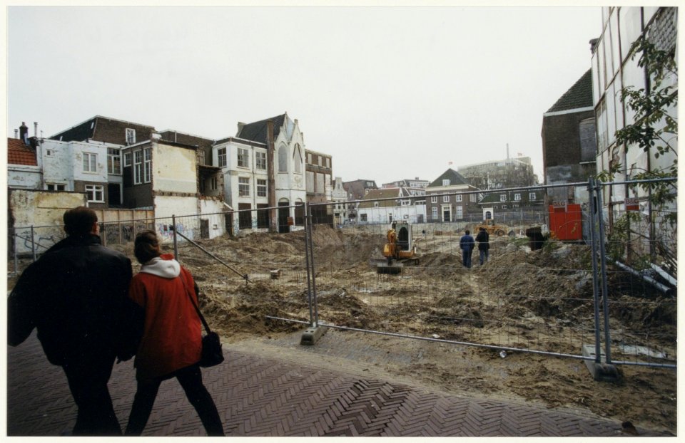 Het grote bouwterrein (het Koningscarré) waar nu appartementen staan. NL-HlmNHA 54037080