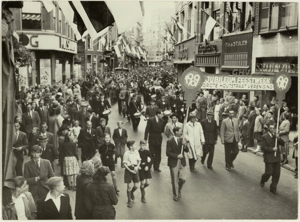 Het 40-jarig bestaan van de Grote Houtstraat Vereniging, op de hoek van de Anegang, ziende naar het zuiden. NL-HlmNHA 54010657