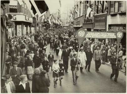 Het 40-jarig bestaan van de Grote Houtstraat Vereniging, op de hoek van de Anegang, ziende naar het zuiden. NL-HlmNHA 54010657