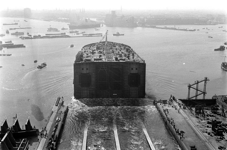 Het (halve) schip glijdt van de helling, Bestanddeelnr 921-6194