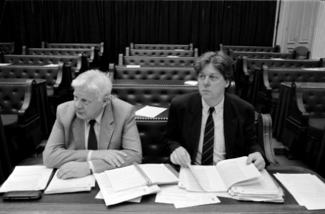 Hessel Rienks (l) en Van Otterloo (beiden PvdA), Bestanddeelnr 934-4360